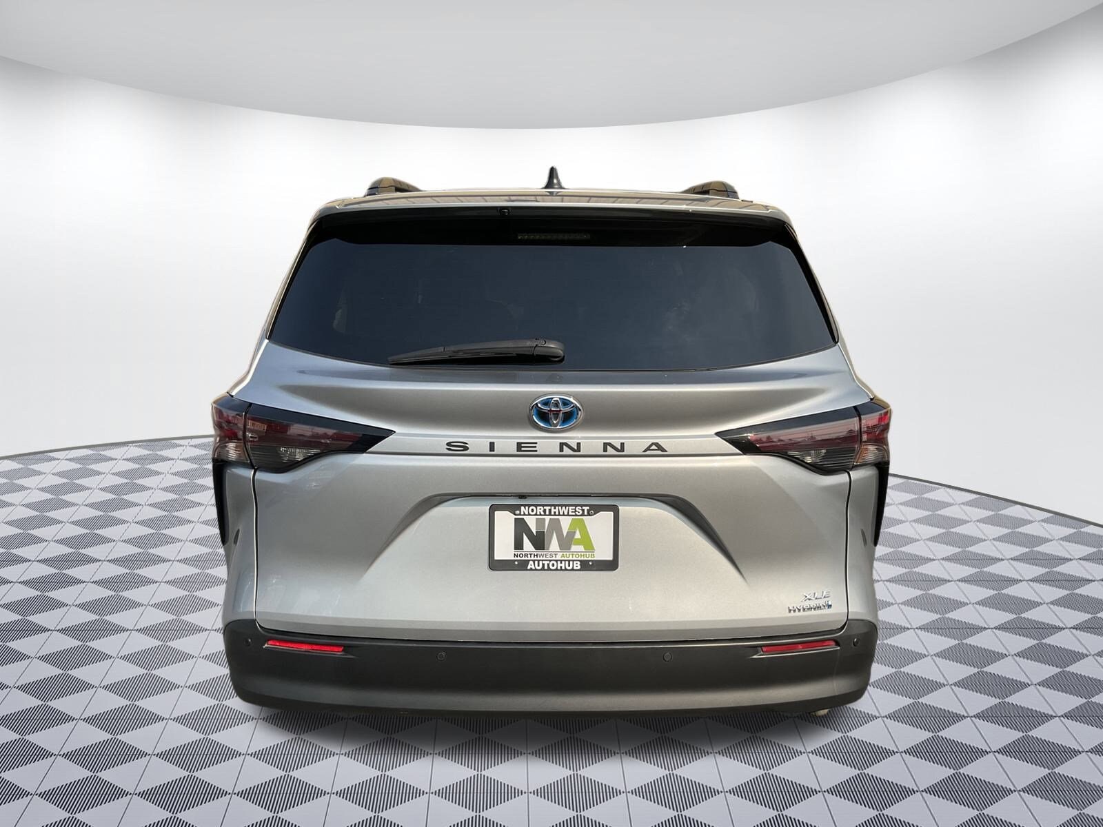 2024 Toyota Sienna XLE photo 4