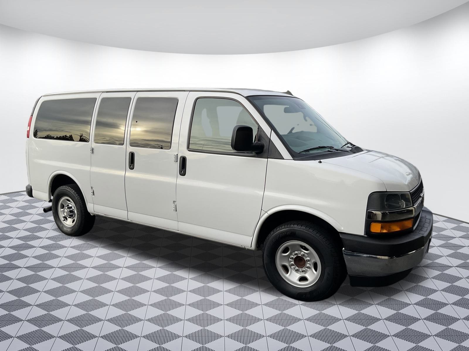 2019 Chevrolet Express Passenger LT's photo
