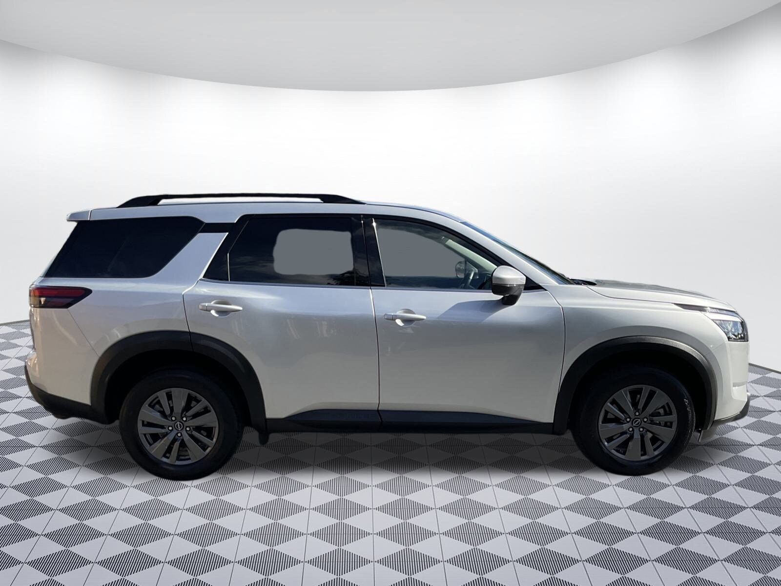 2024 Nissan Pathfinder SV photo 2