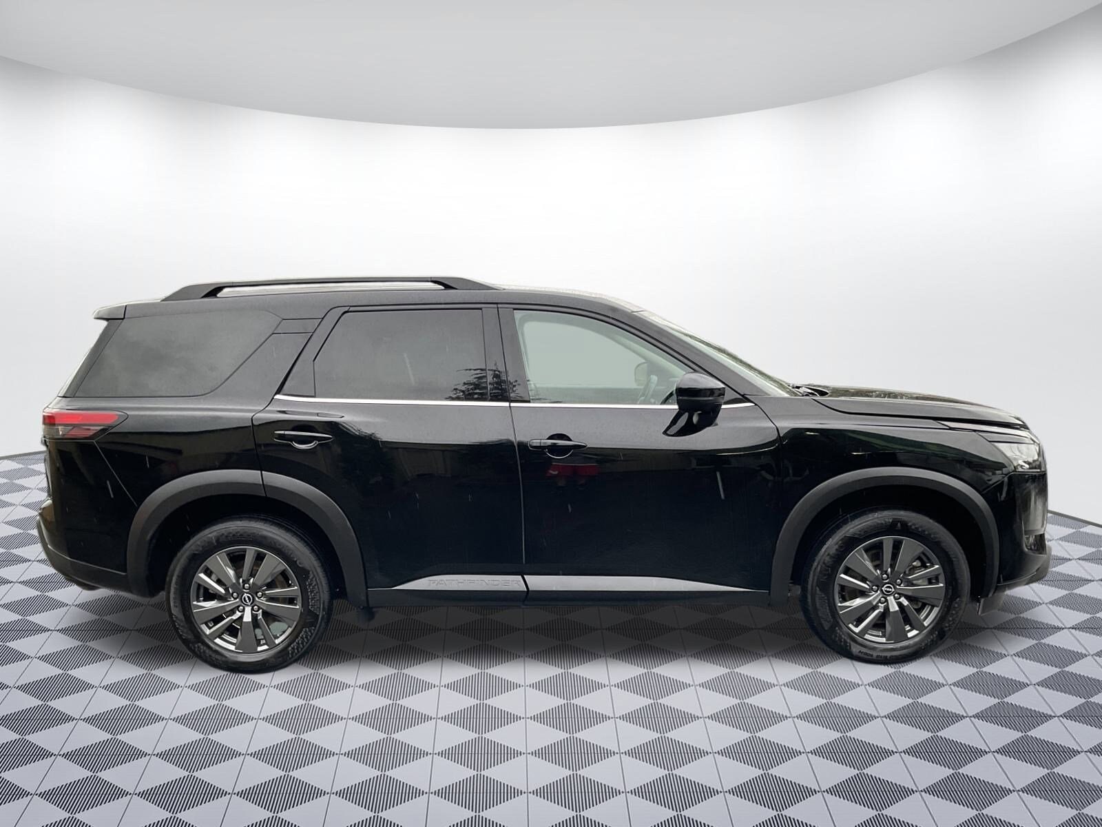 2024 Nissan Pathfinder SV photo 2