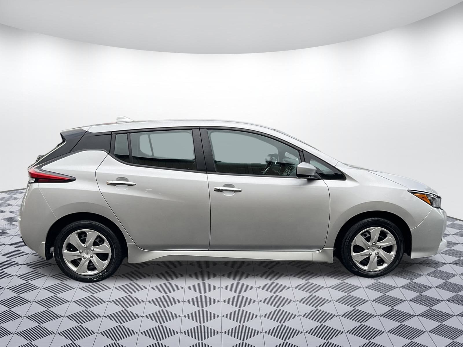 2022 Nissan Leaf S photo 2
