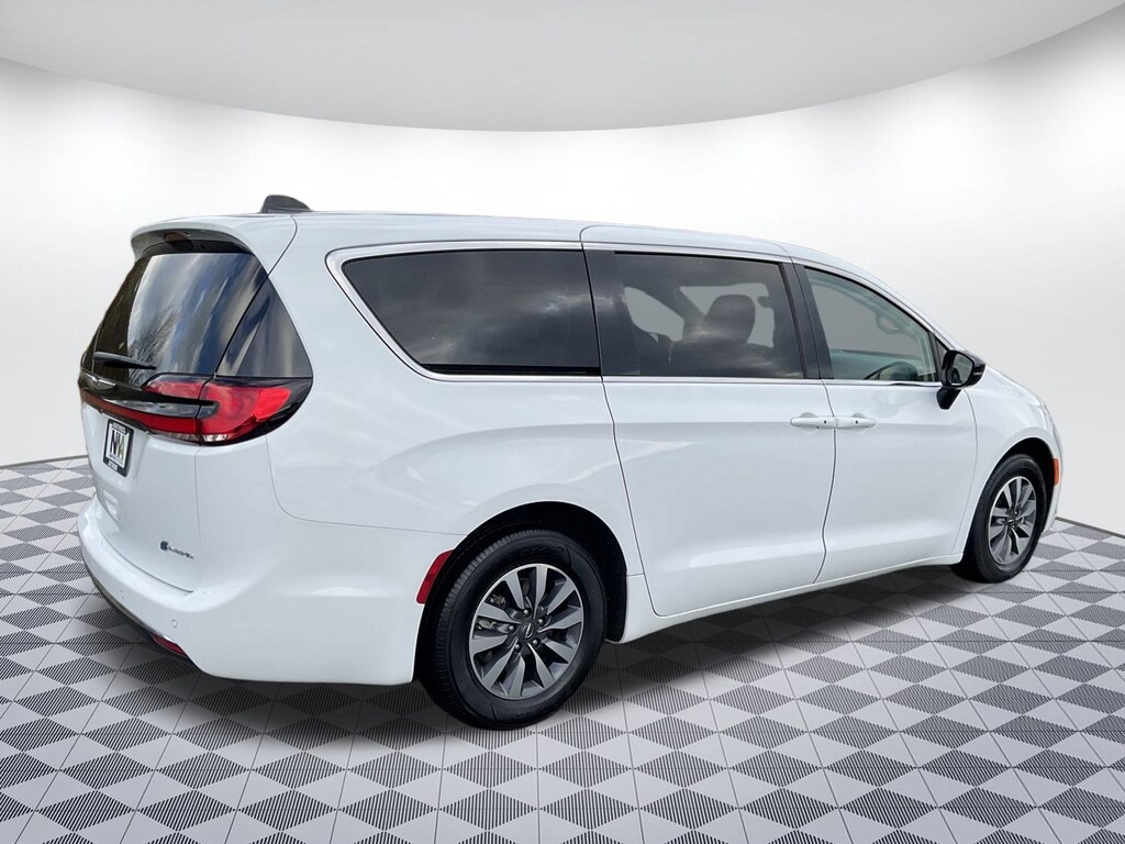 Used 2024 Chrysler Pacifica Plug-In Hybrid Hybrid Select Van Passenger Van
