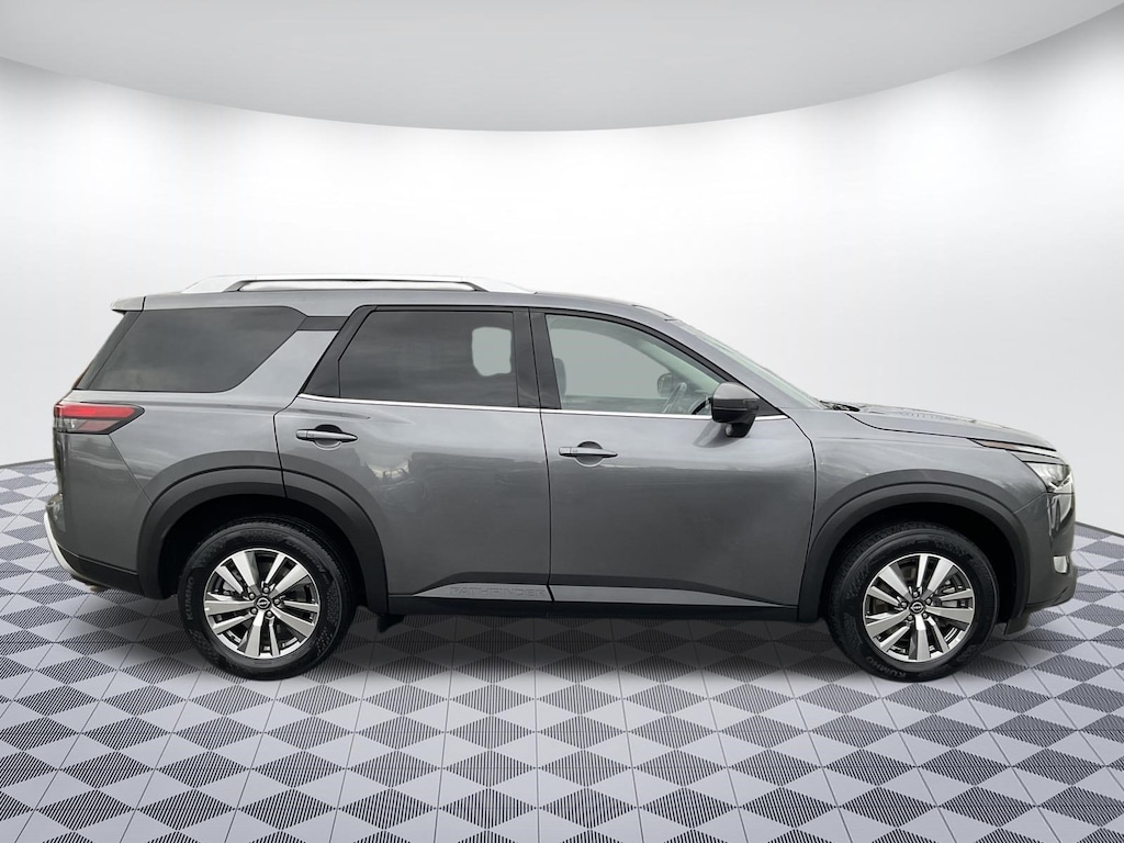Used 2025 Nissan Pathfinder SL SUV