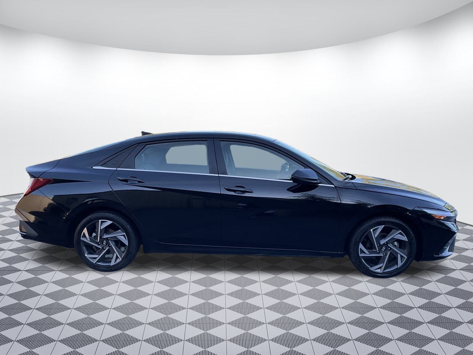 2024 Hyundai Elantra Limited photo 2