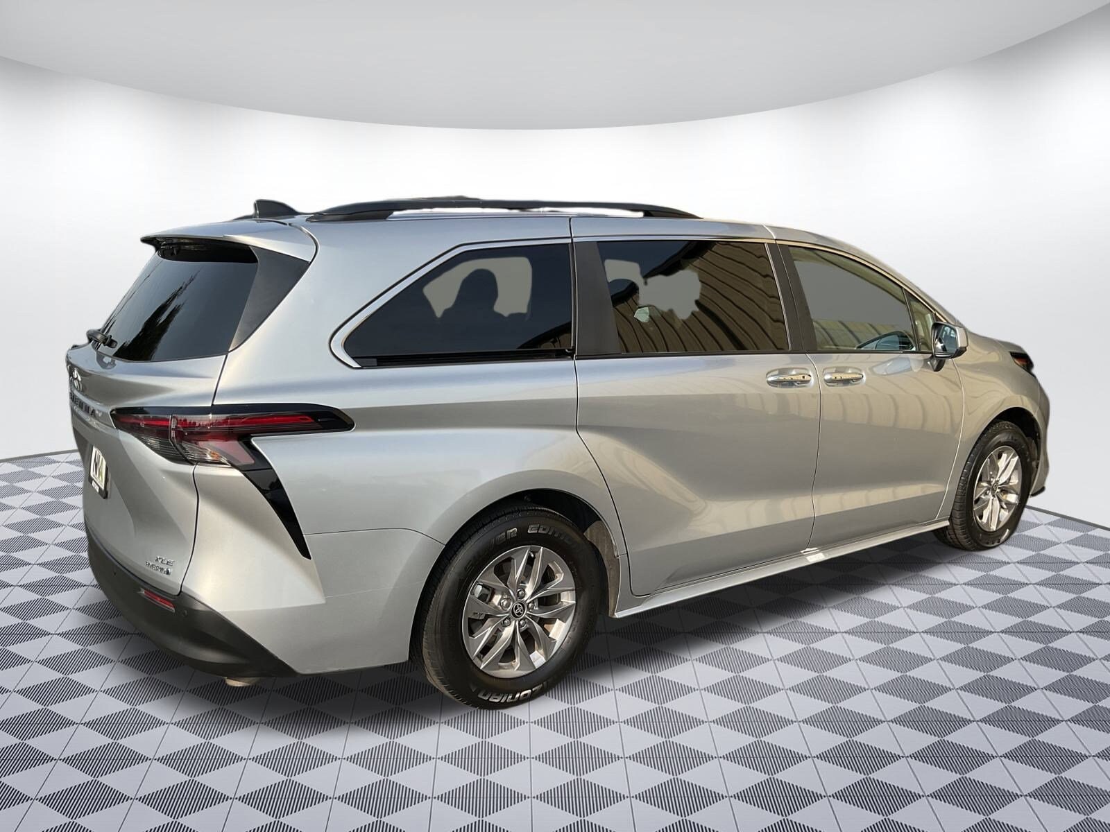 2024 Toyota Sienna XLE photo 3