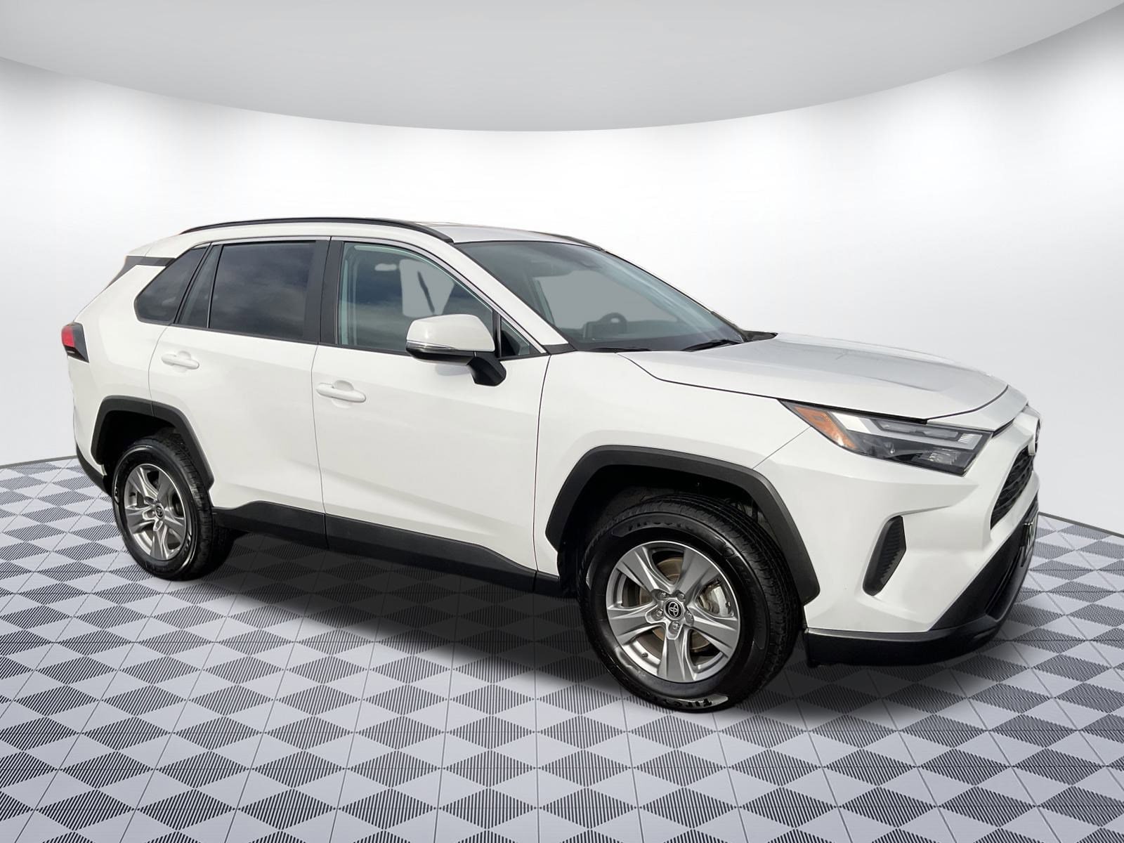 2024 Toyota RAV4 XLE's photo