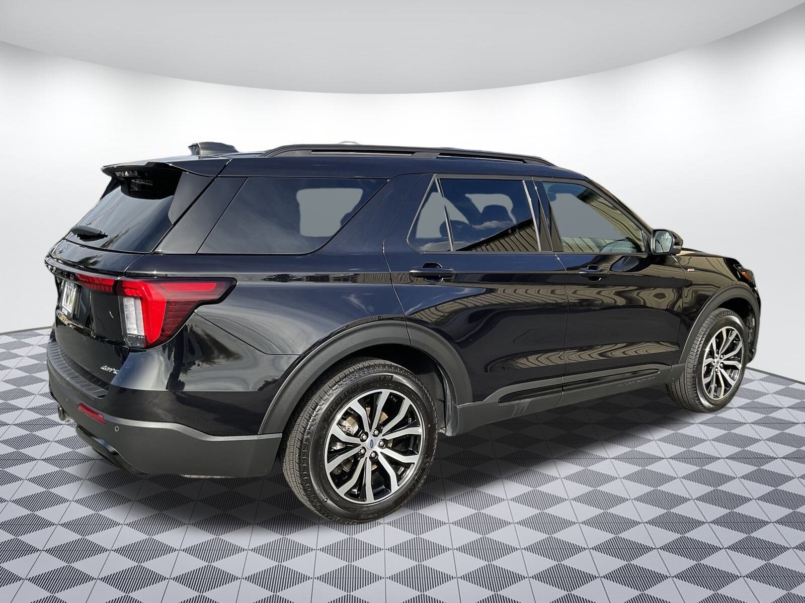 2025 Ford Explorer ST-Line photo 2