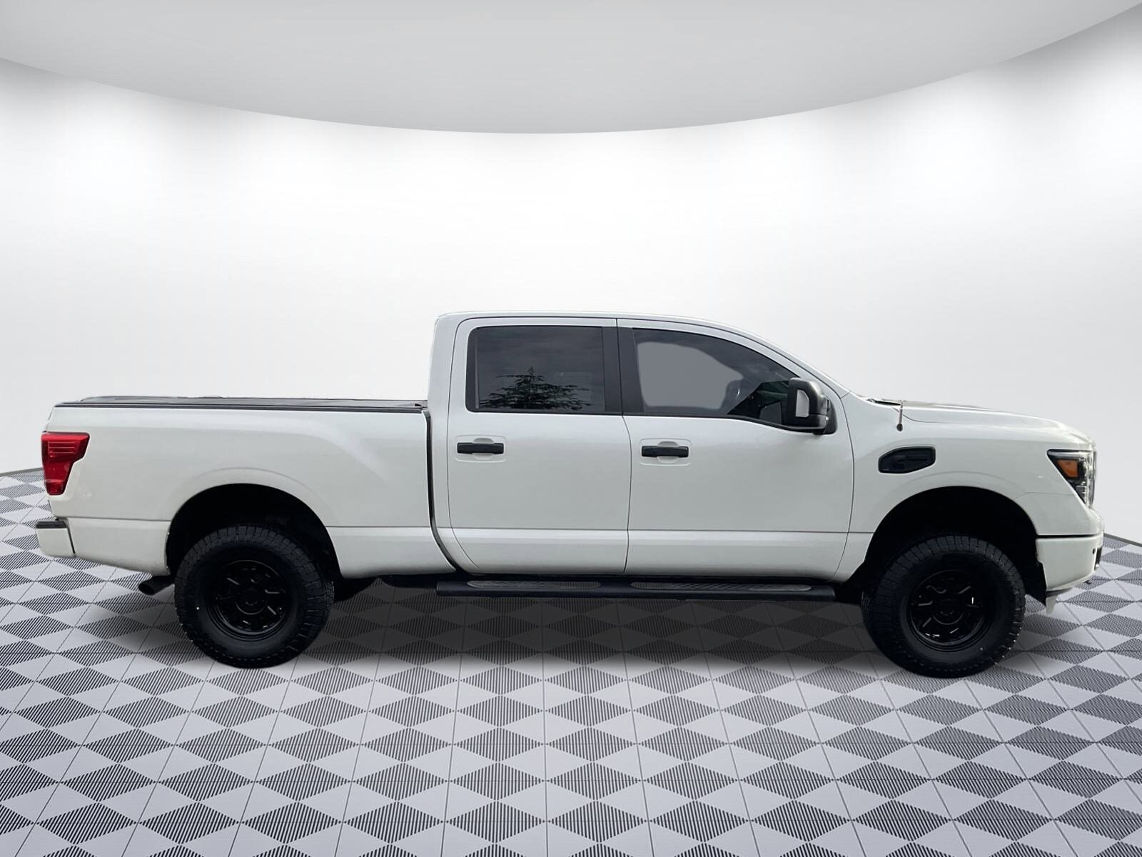 2019 Nissan Titan SL photo 2