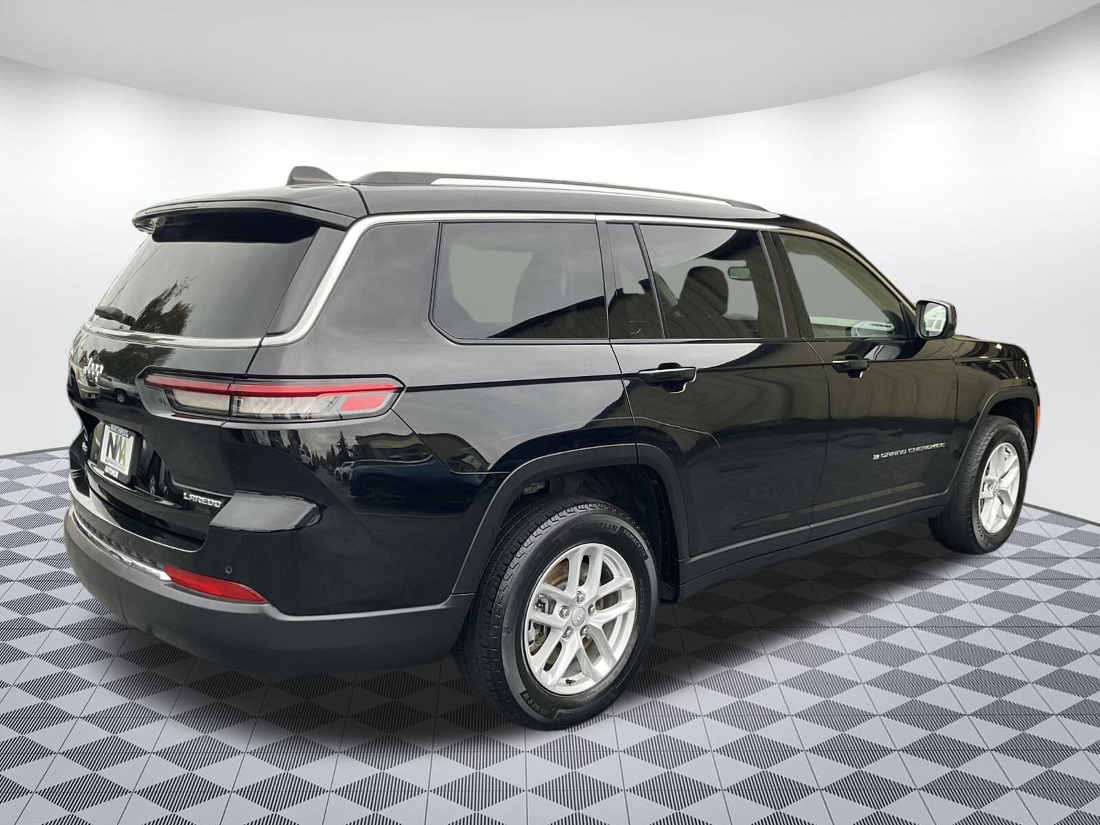 2023 Jeep Grand Cherokee Laredo photo 3