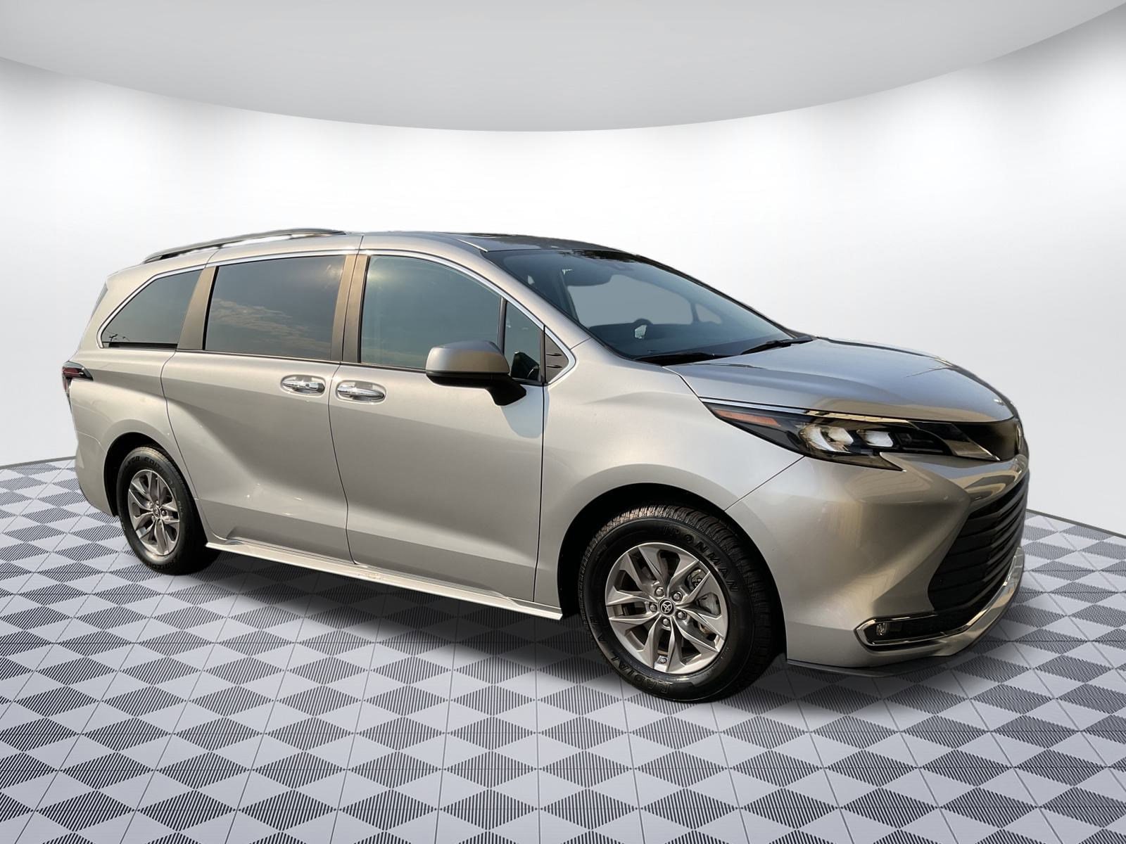2024 Toyota Sienna XLE's photo