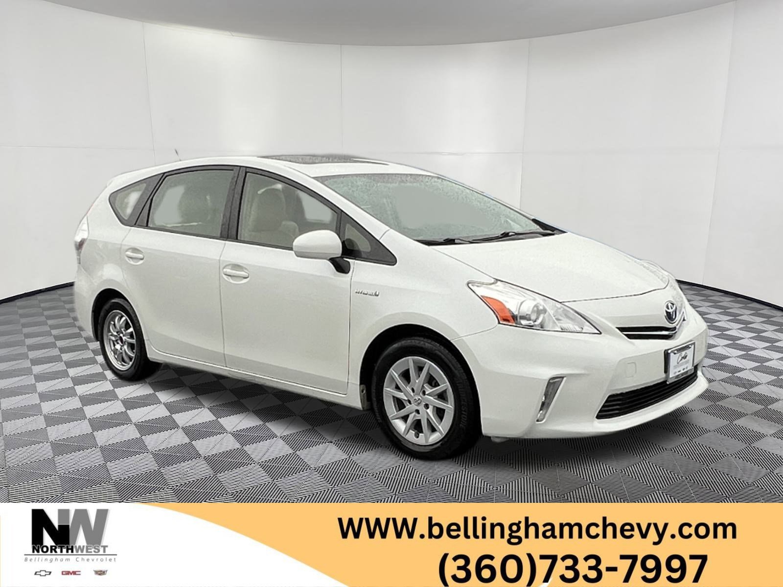 2014 Toyota Prius v Five's photo