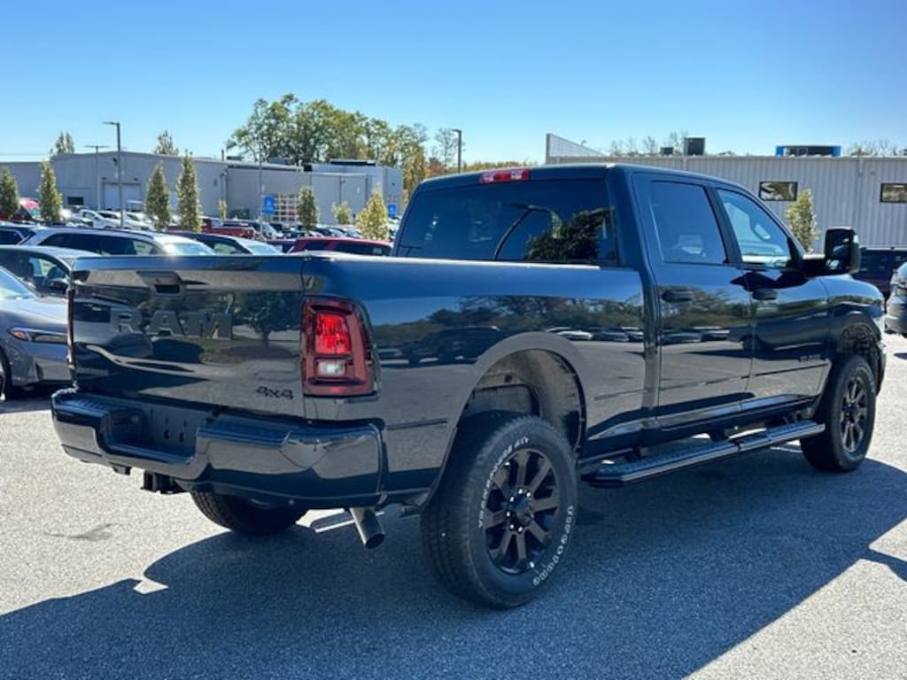 New 2025 Ram 2500 BIG HORN CREW CAB 4X4 6'4 BOX Pickup
