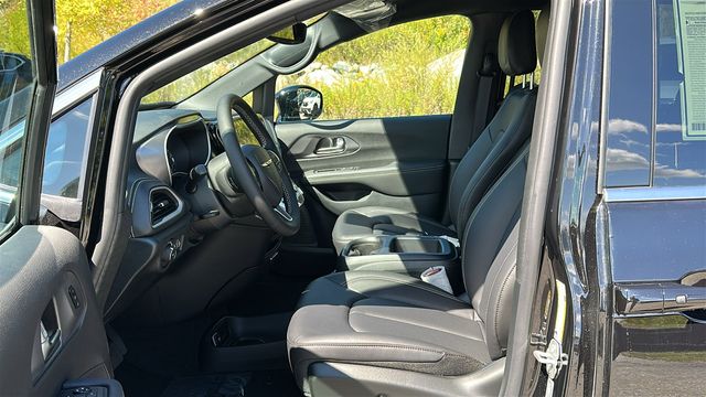 2026 Chrysler Pacifica Select - Photo 10