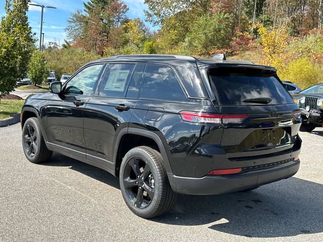 2025 Jeep Grand Cherokee Limited photo 2