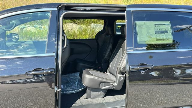 2026 Chrysler Pacifica Select - Photo 18