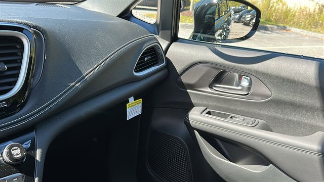 2026 Chrysler Pacifica Select - Photo 17