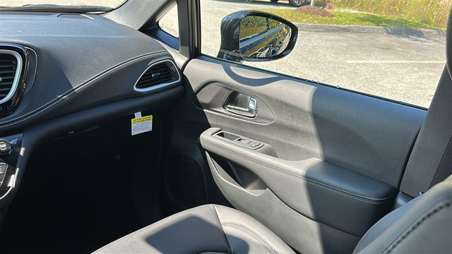 2026 Chrysler Pacifica Select - Photo 19