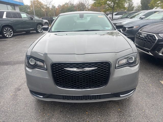 2018 Chrysler 300 Touring photo 2