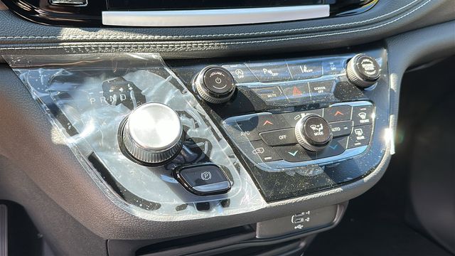 2026 Chrysler Pacifica Select - Photo 15