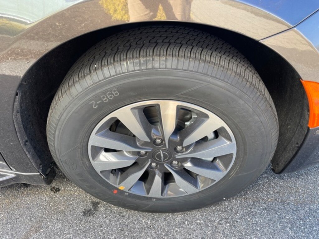 New 2023 Chrysler Pacifica Plug-In Hybrid TOURING L Passenger Van