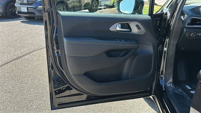 2026 Chrysler Pacifica Select - Photo 9