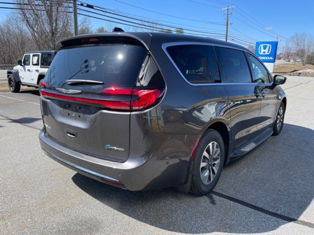 New 2023 Chrysler Pacifica Plug-In Hybrid TOURING L Passenger Van