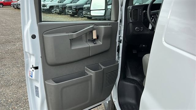 2025 Chevrolet Express Cargo Work Van - Photo 9