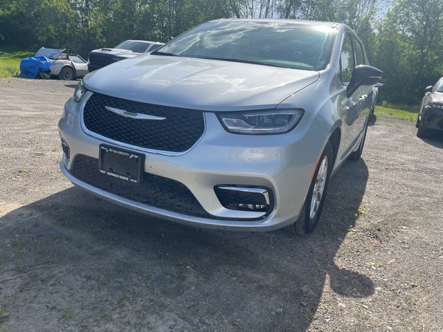 2026 Chrysler Pacifica Select's photo