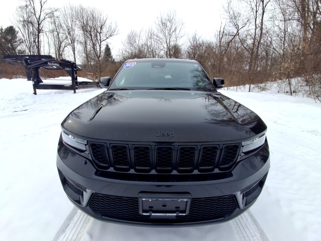 Used 2023 Jeep Grand Cherokee Laredo SUV