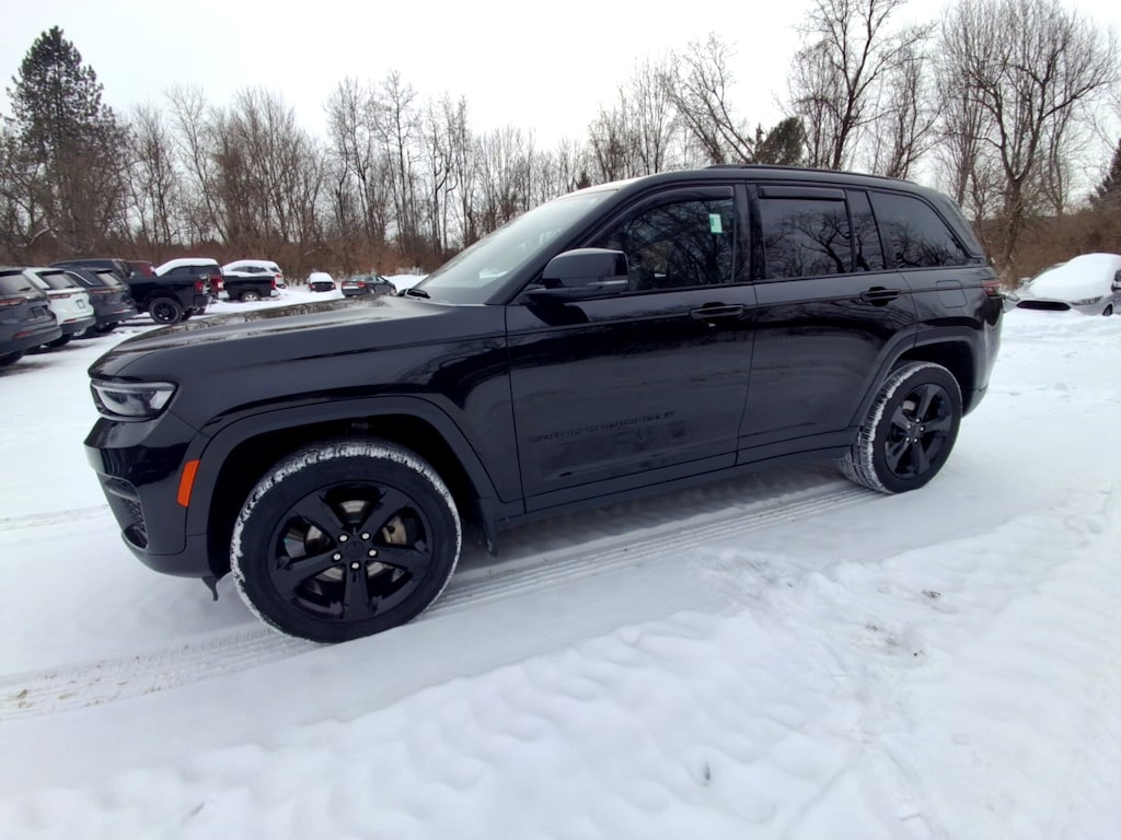 Used 2023 Jeep Grand Cherokee Laredo SUV