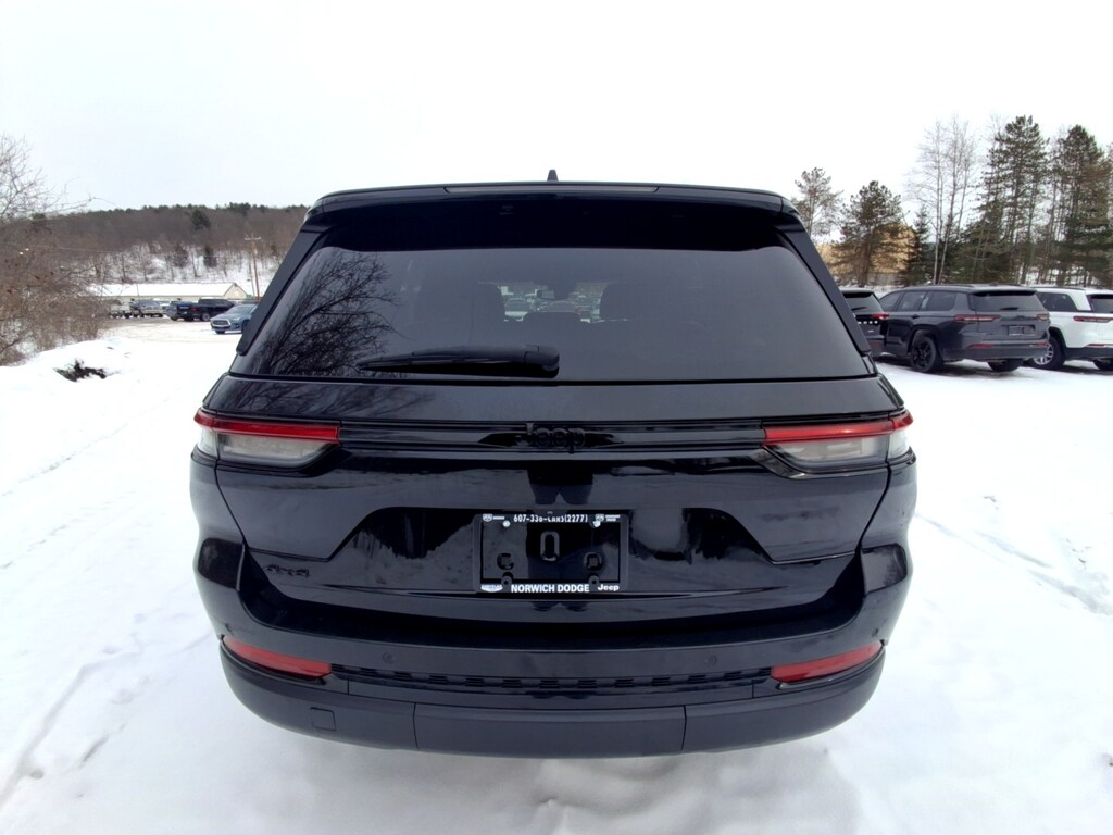 Used 2023 Jeep Grand Cherokee Laredo SUV