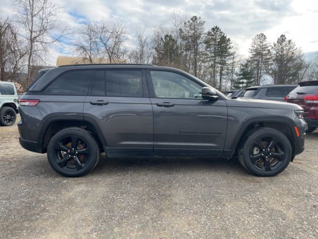 Used 2022 Jeep Grand Cherokee Laredo SUV
