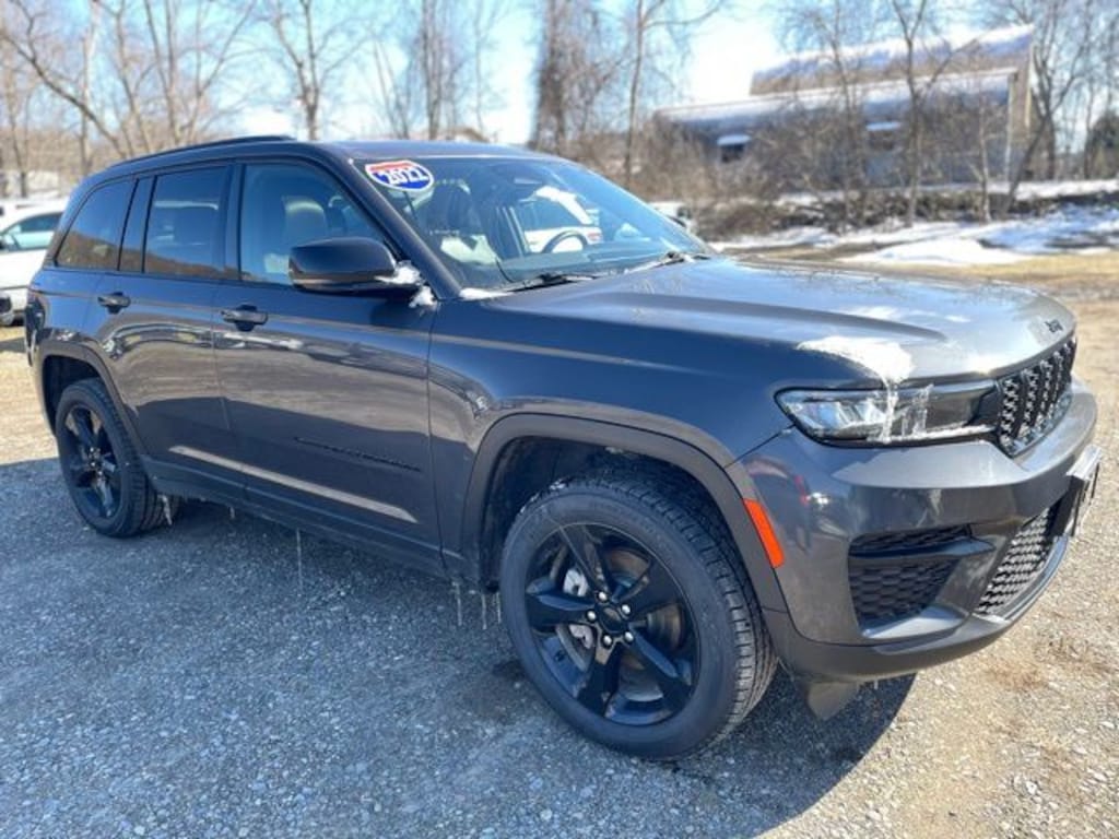 Used 2022 Jeep Grand Cherokee Laredo SUV