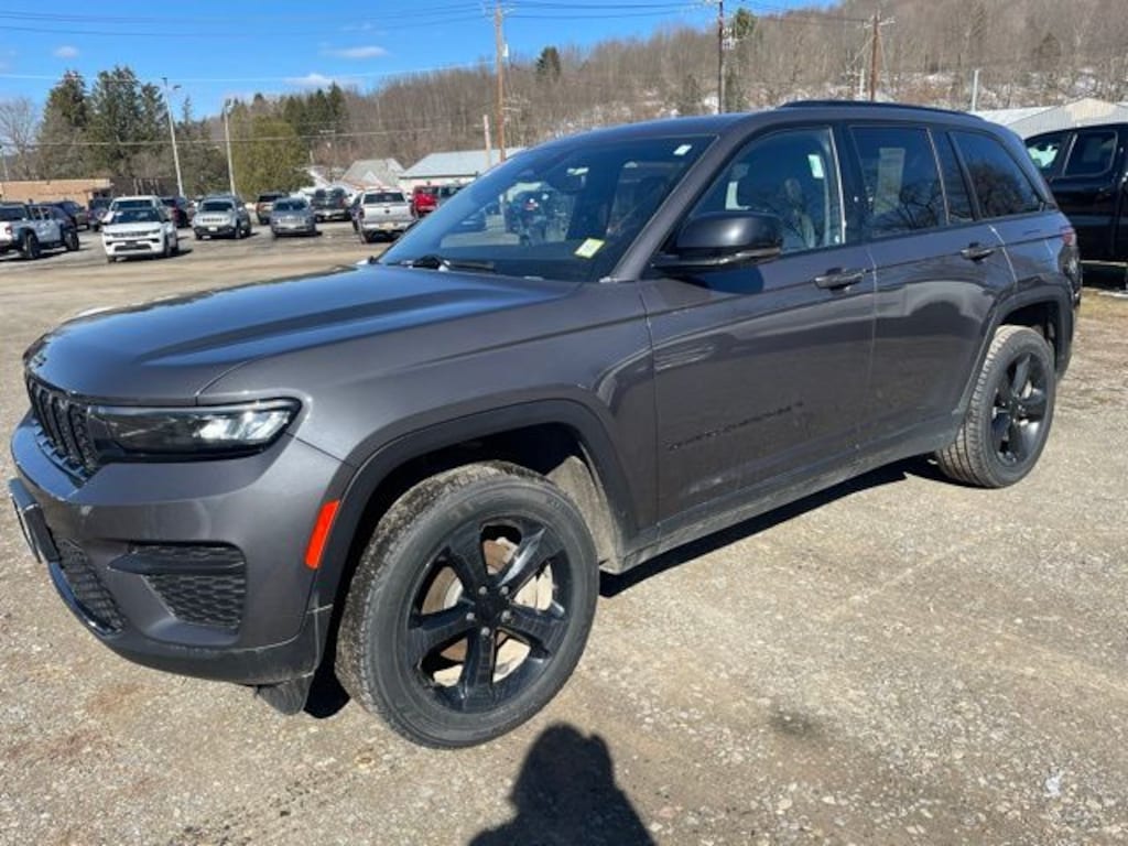 Used 2022 Jeep Grand Cherokee Laredo SUV