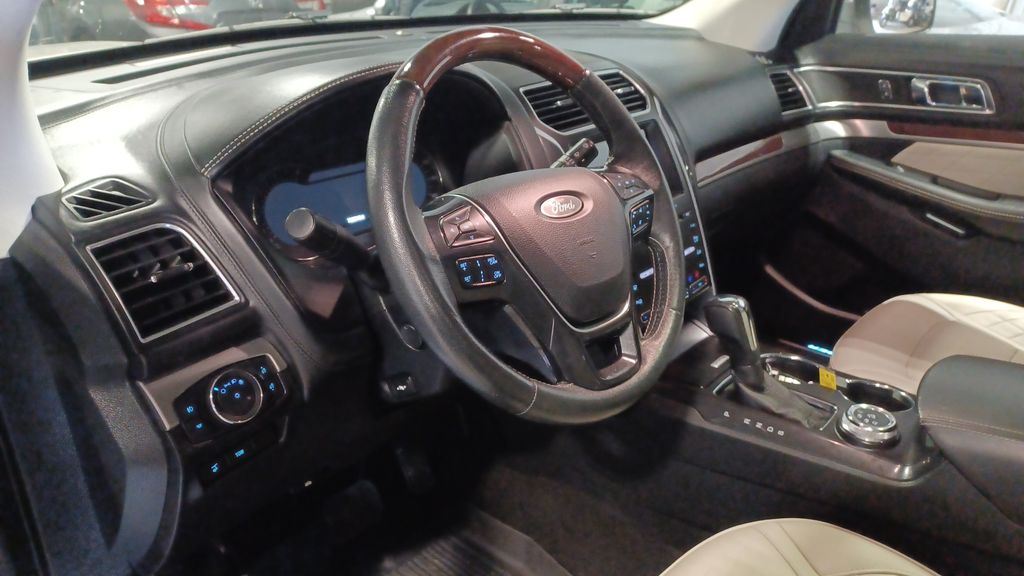 2019 Ford Explorer Platinum photo 4