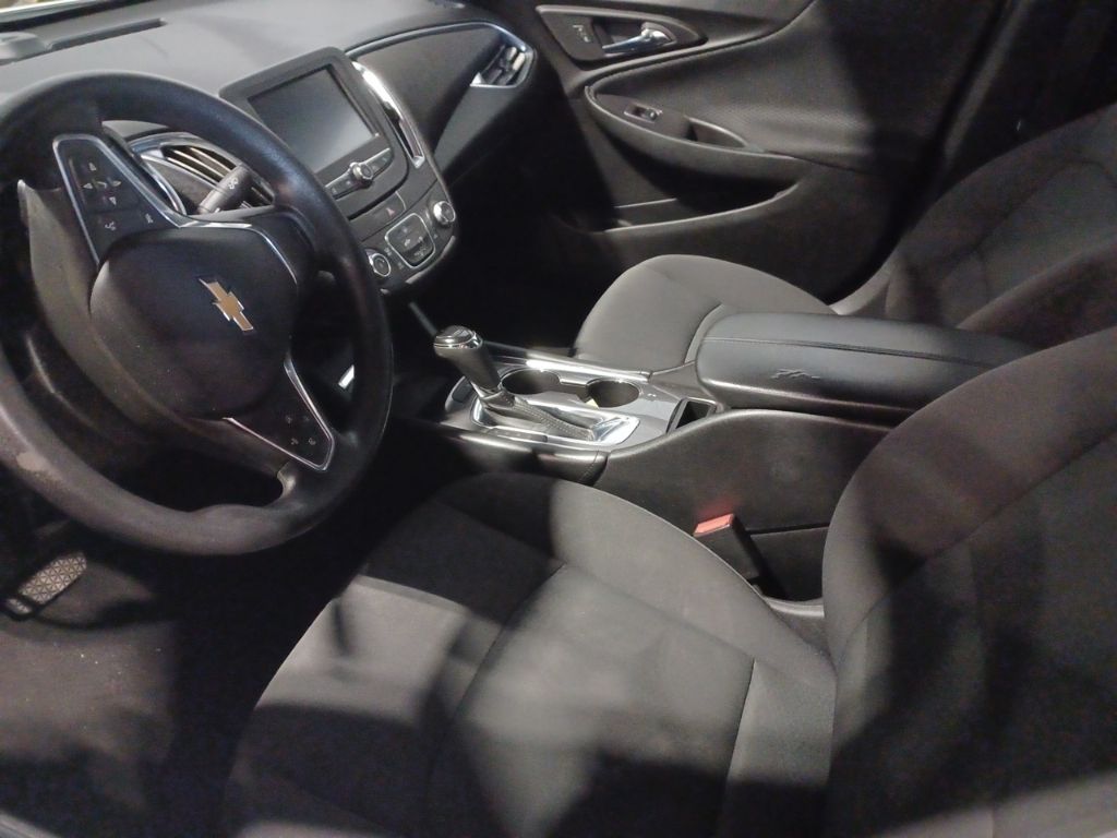 2017 Chevrolet Malibu 1LT photo 3