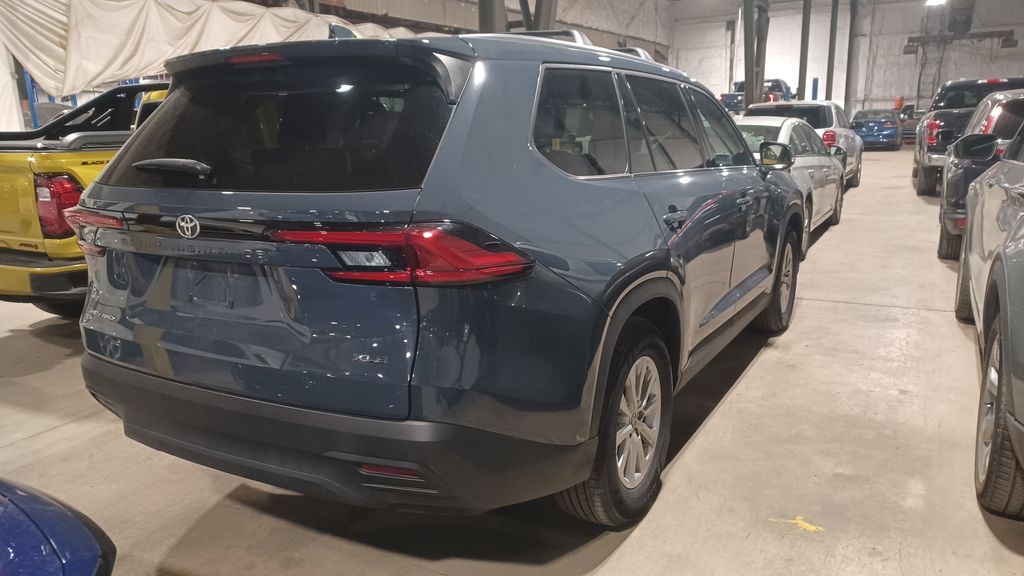 2024 Toyota Highlander Hybrid XLE photo 2