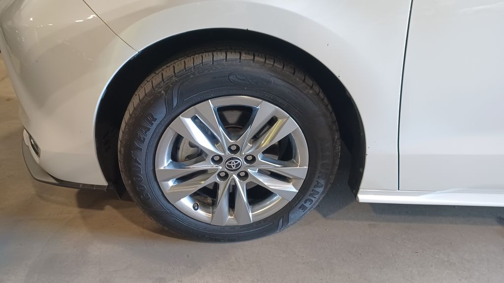 2022 Toyota Sienna XLE photo 3