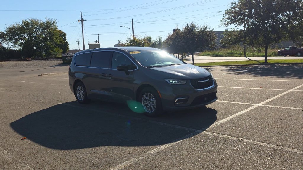 Used 2025 Chrysler Pacifica Select Minivan/Van