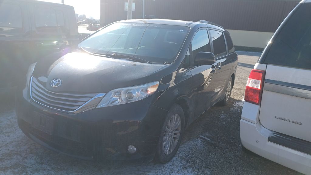 2017 Toyota Sienna XLE's photo