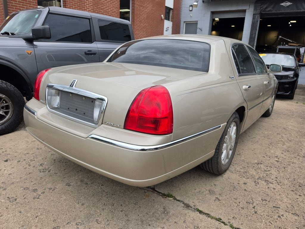 Used 2011 Lincoln Town Car Signature Limited with VIN 2LNBL8CV0BX758605 for sale in Chillicothe, OH