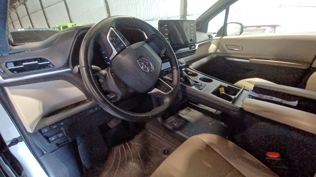 2022 Toyota Sienna XLE photo 4
