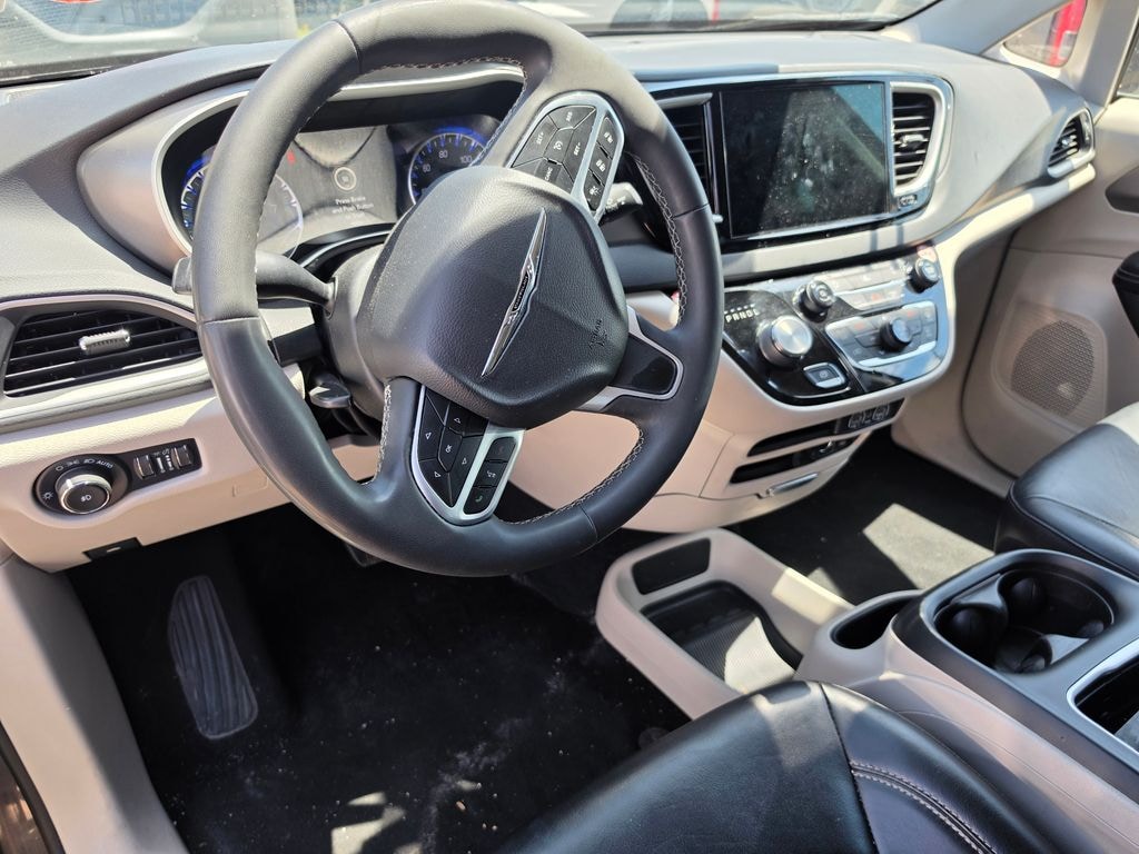 Used 2022 Chrysler Pacifica Touring L Minivan/Van