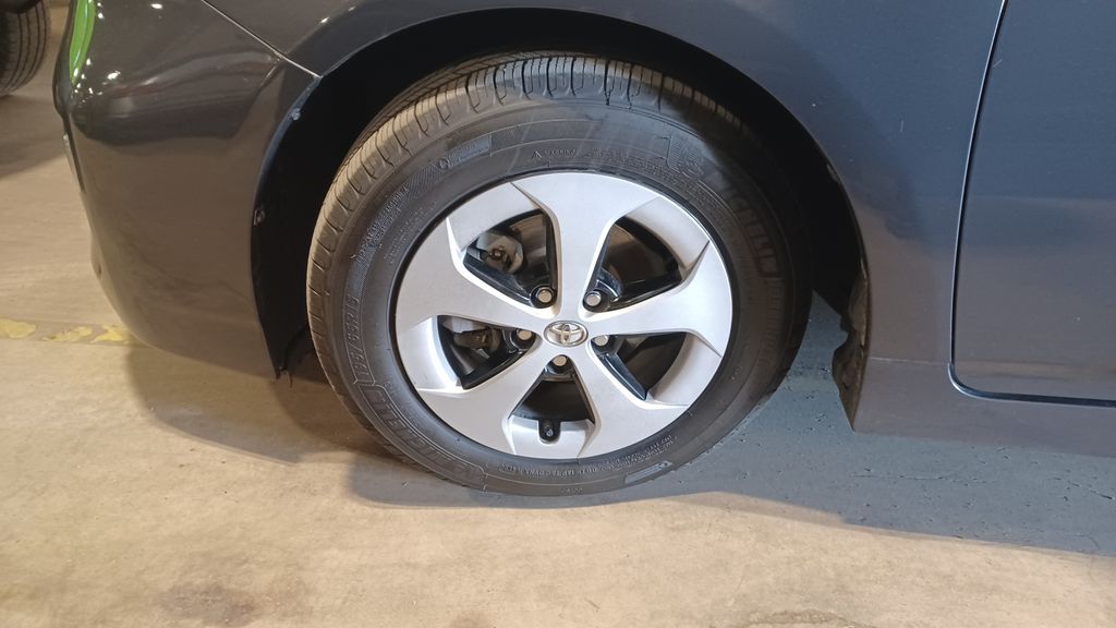 2015 Toyota Prius Four photo 3