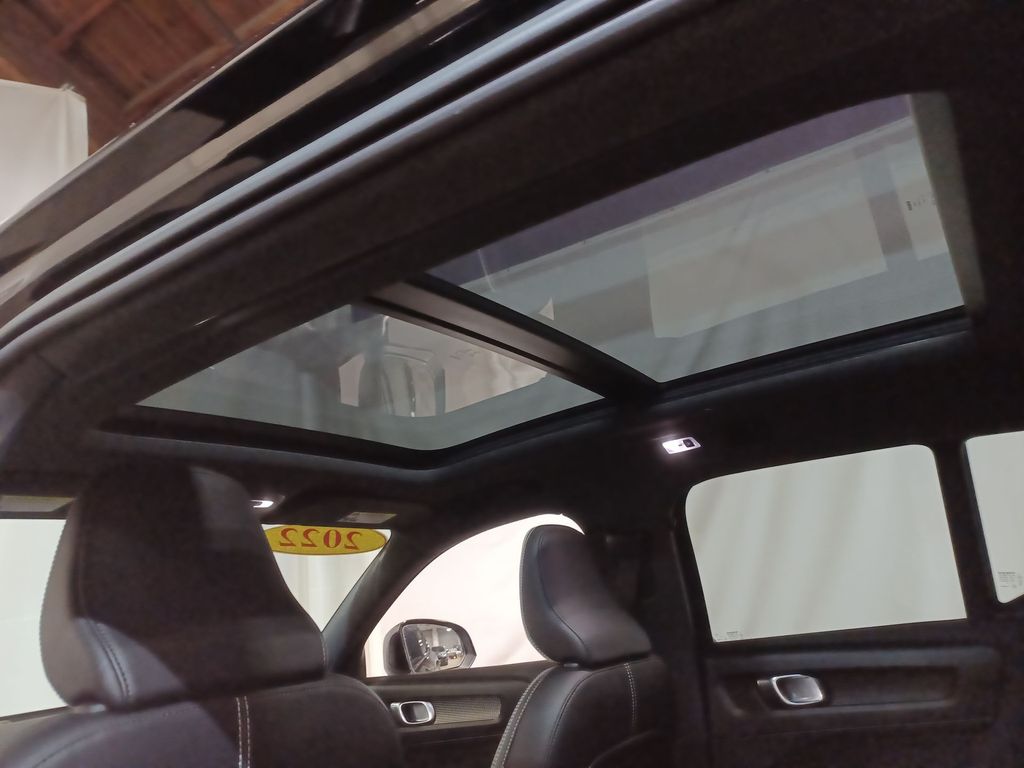 2022 Volvo XC40 R-Design - Photo 16