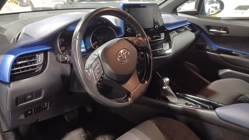 2022 Toyota C-HR XLE photo 4