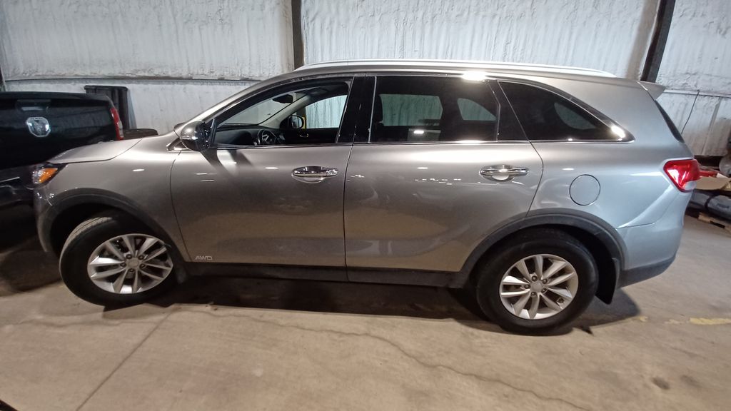 2017 Kia Sorento LX photo 2