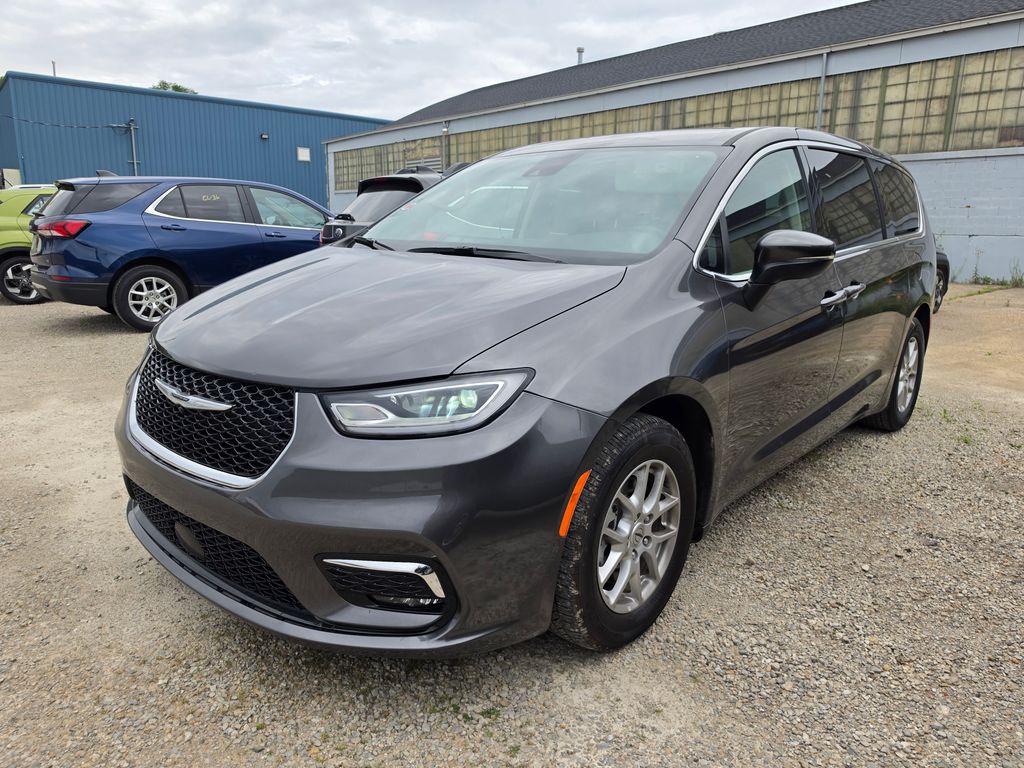 2023 Chrysler Pacifica Touring L's photo