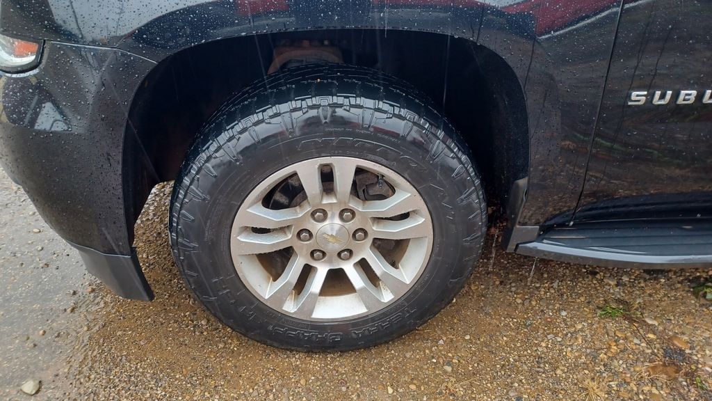 2019 Chevrolet Suburban LT photo 3