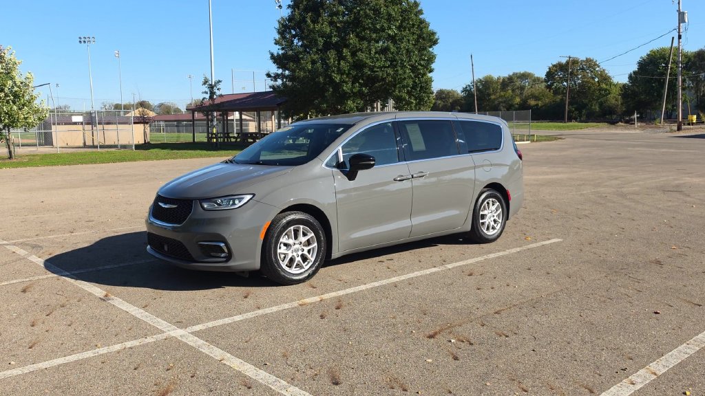 Used 2025 Chrysler Pacifica Select Minivan/Van